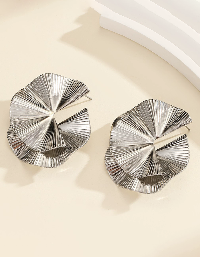 Extravagant Diamond Petal-Shaped Flower Ring