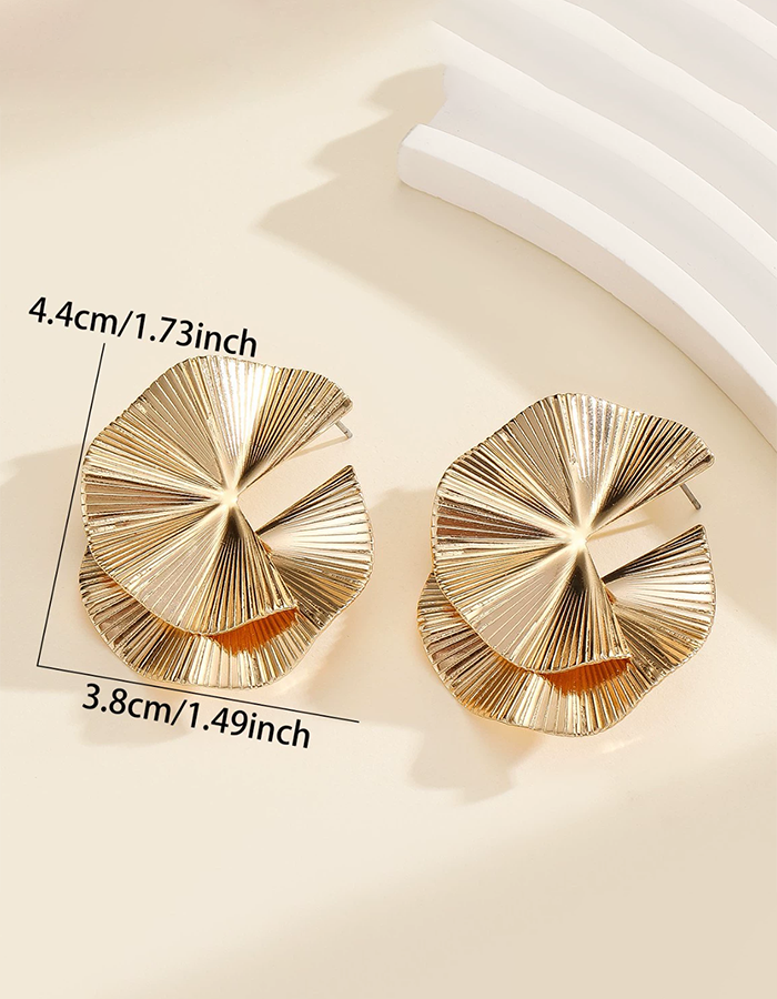 Extravagant Diamond Petal-Shaped Flower Ring
