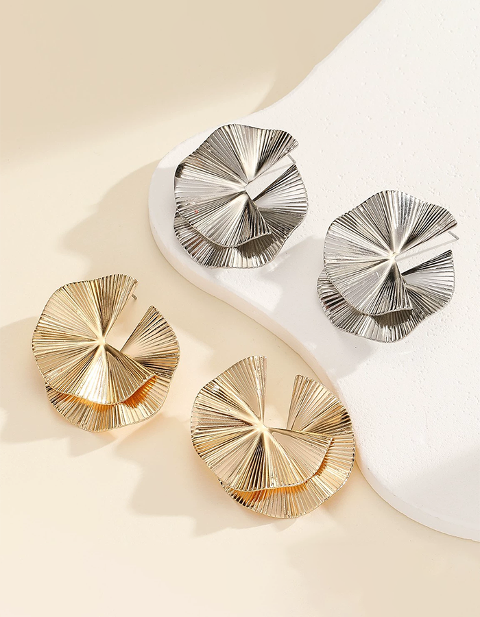 Extravagant Diamond Petal-Shaped Flower Ring