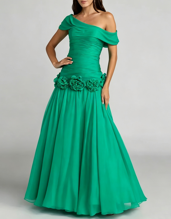 Robe longue évasée en mousseline drapée, épaules dénudées