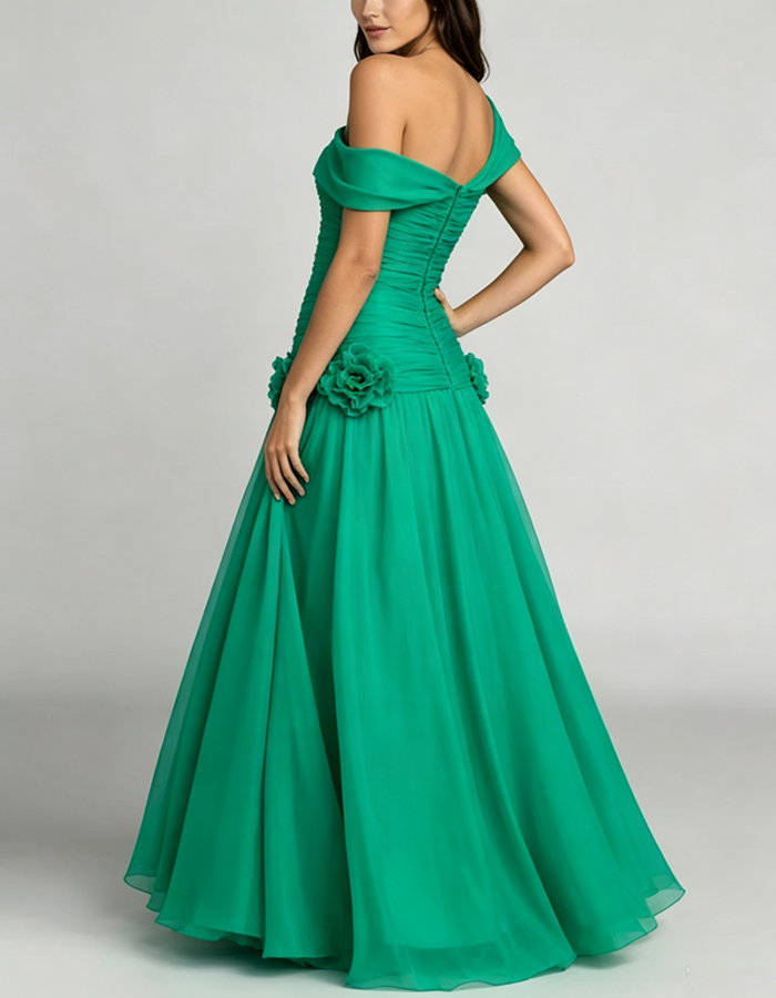 Robe longue évasée en mousseline drapée, épaules dénudées