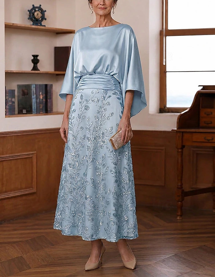 Maxiklänning i enfärgad satin med sjalstil, fladdermusärmar och paljetter