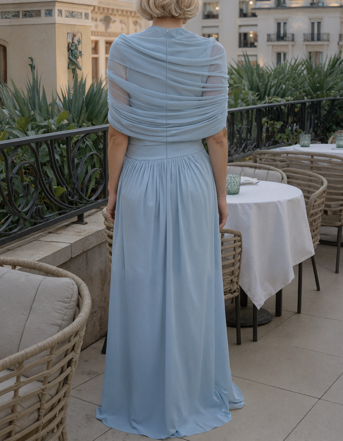 Rochie maxi elegantă în linie A, din șifon stratificat, cu efect drapat și guler înalt