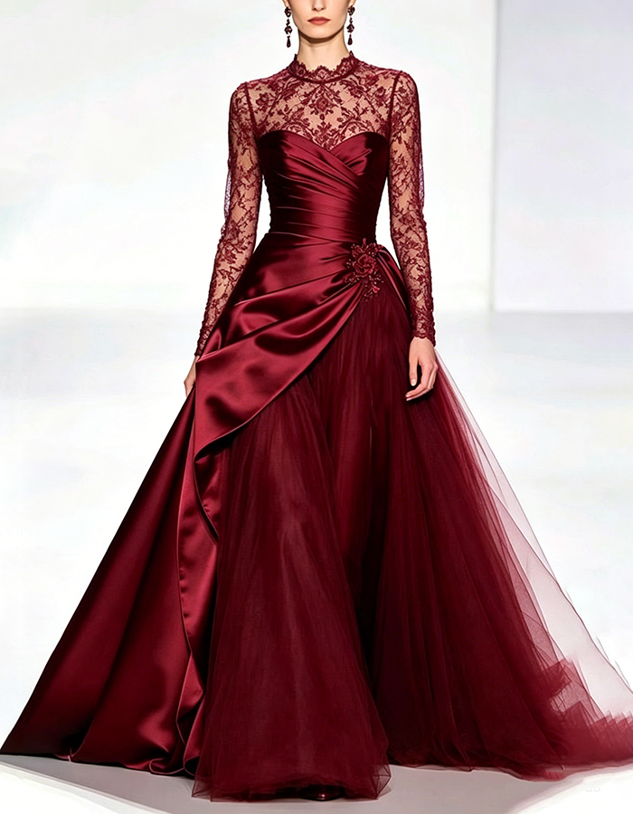 Abito lungo maxi svasato in raso e tulle bordeaux, con collo alto, maniche lunghe in pizzo, effetto portafoglio e arricciature