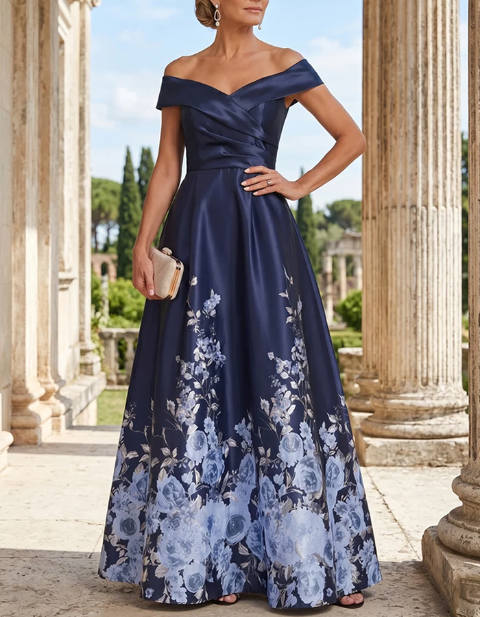 Vestido de noite comprido azul-marinho acetinado, com ombros descobertos e estampado floral em aguarela