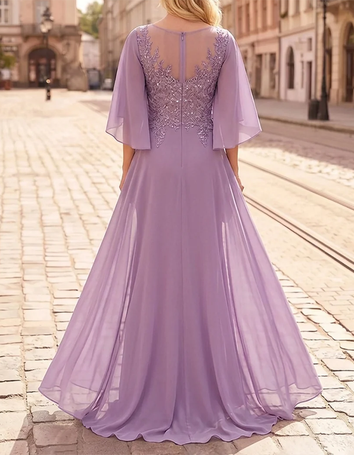 Vestido maxi de chiffon estilo sereia, com decote ilusão lavanda, mangas-capa esvoaçantes e aplicações de lantejoulas
