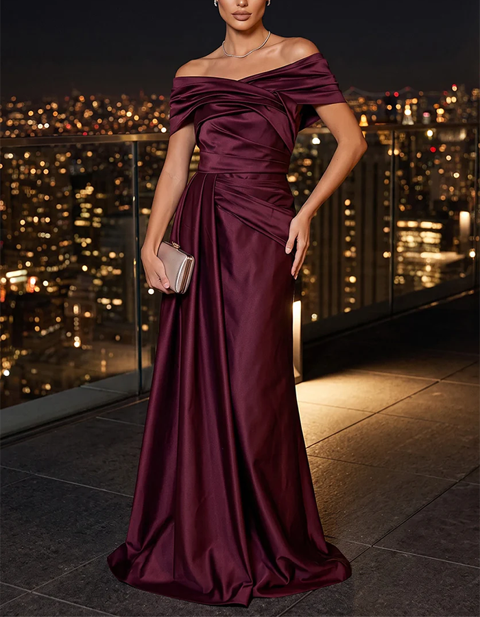 Vestido maxi de cetim com franzidos, corte em A, drapeado cruzado e decote de ombros descobertos, em roxo ameixa