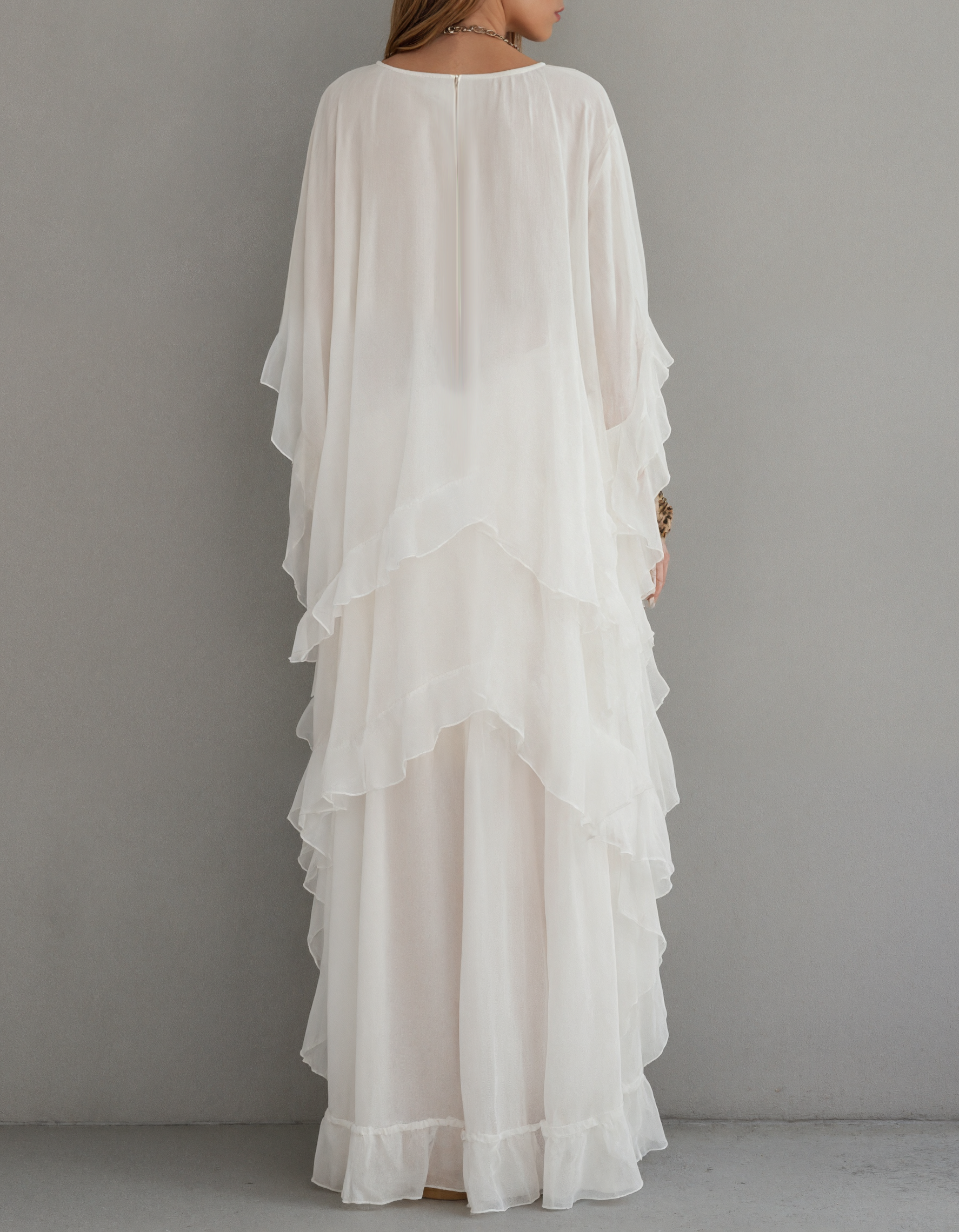 Vestido de noite maxi de chiffon com decote redondo, folhos em vários níveis e corte em A