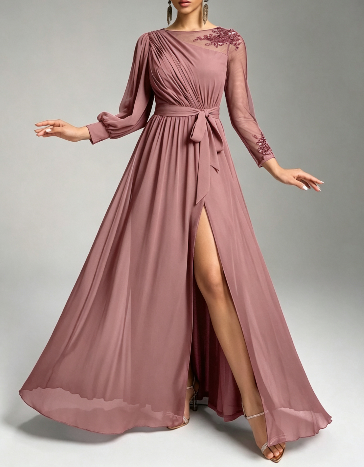 Vestido maxi de chiffon, renda e malha de lantejoulas, de manga comprida, corte em A e gola redonda