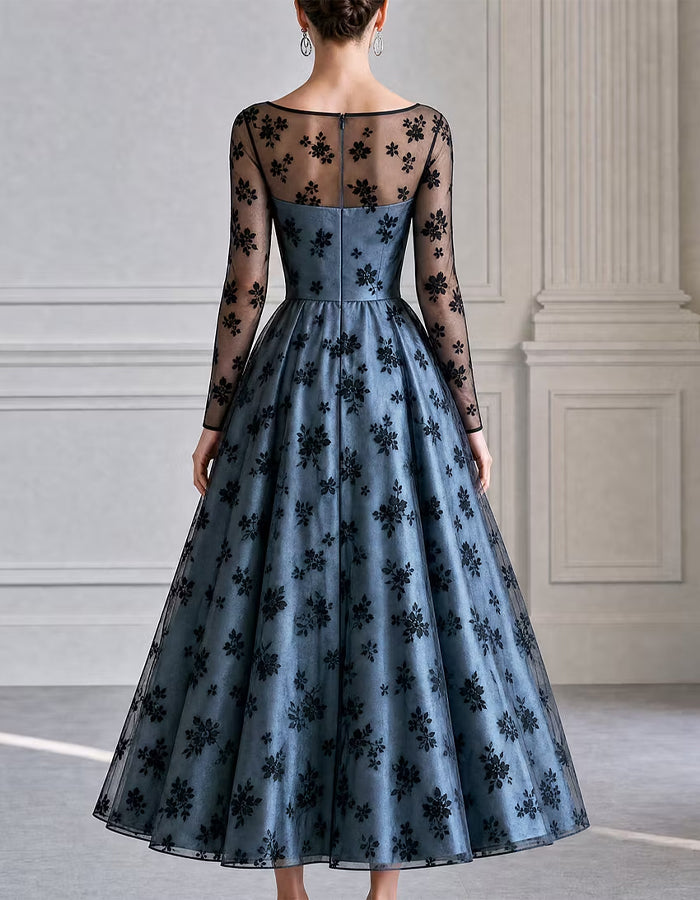 Vestido midi com flores azuis, cinzentas e pretas