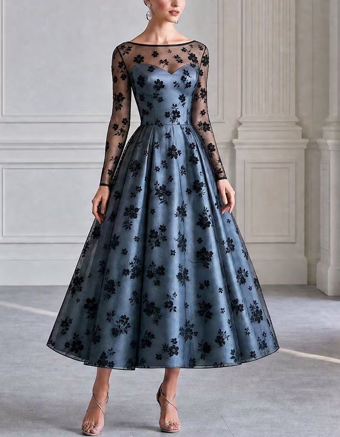 Vestido midi com flores azuis, cinzentas e pretas
