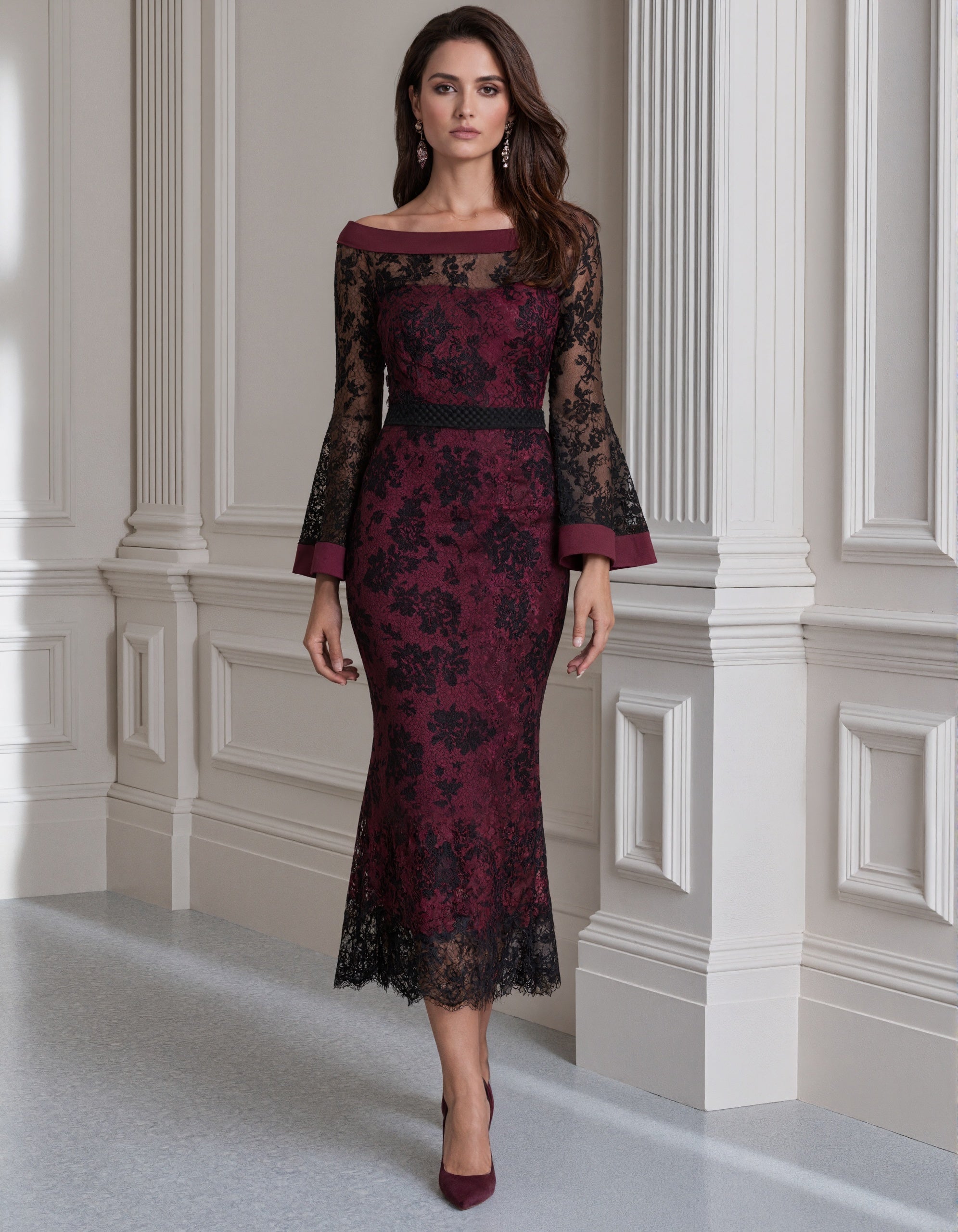 Vestido midi justo de renda floral cor de vinho e preto