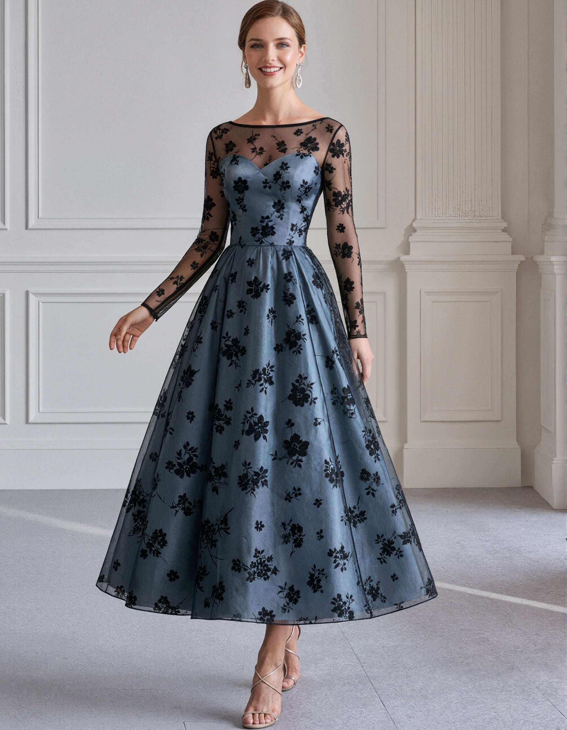 Vestido midi com flores azuis, cinzentas e pretas