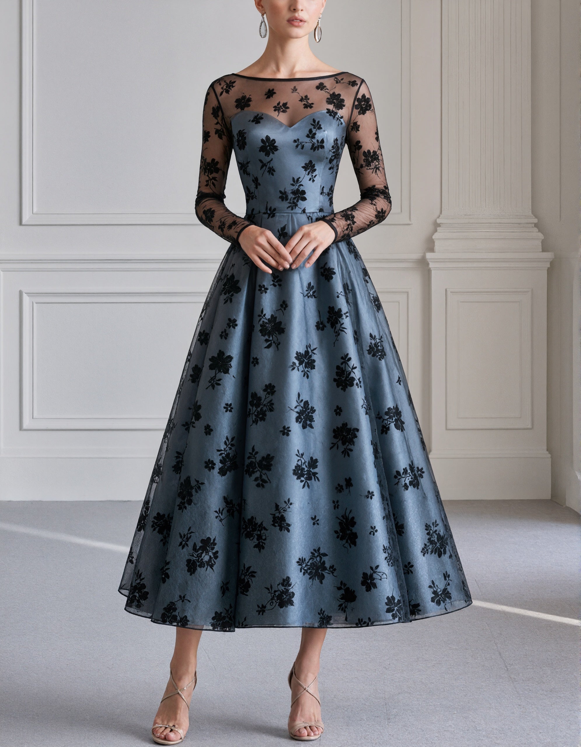 Vestido midi com flores azuis, cinzentas e pretas