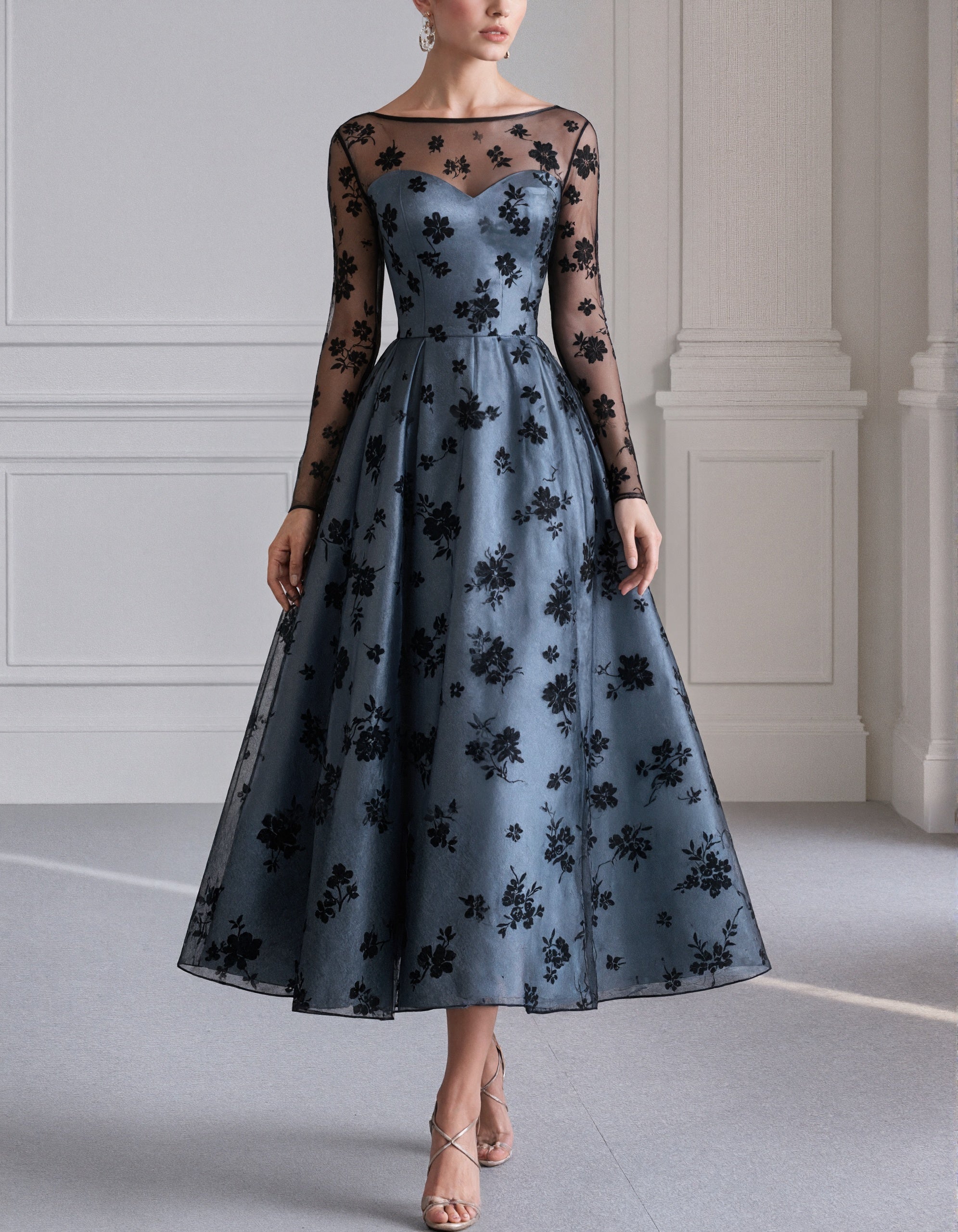 Vestido midi com flores azuis, cinzentas e pretas