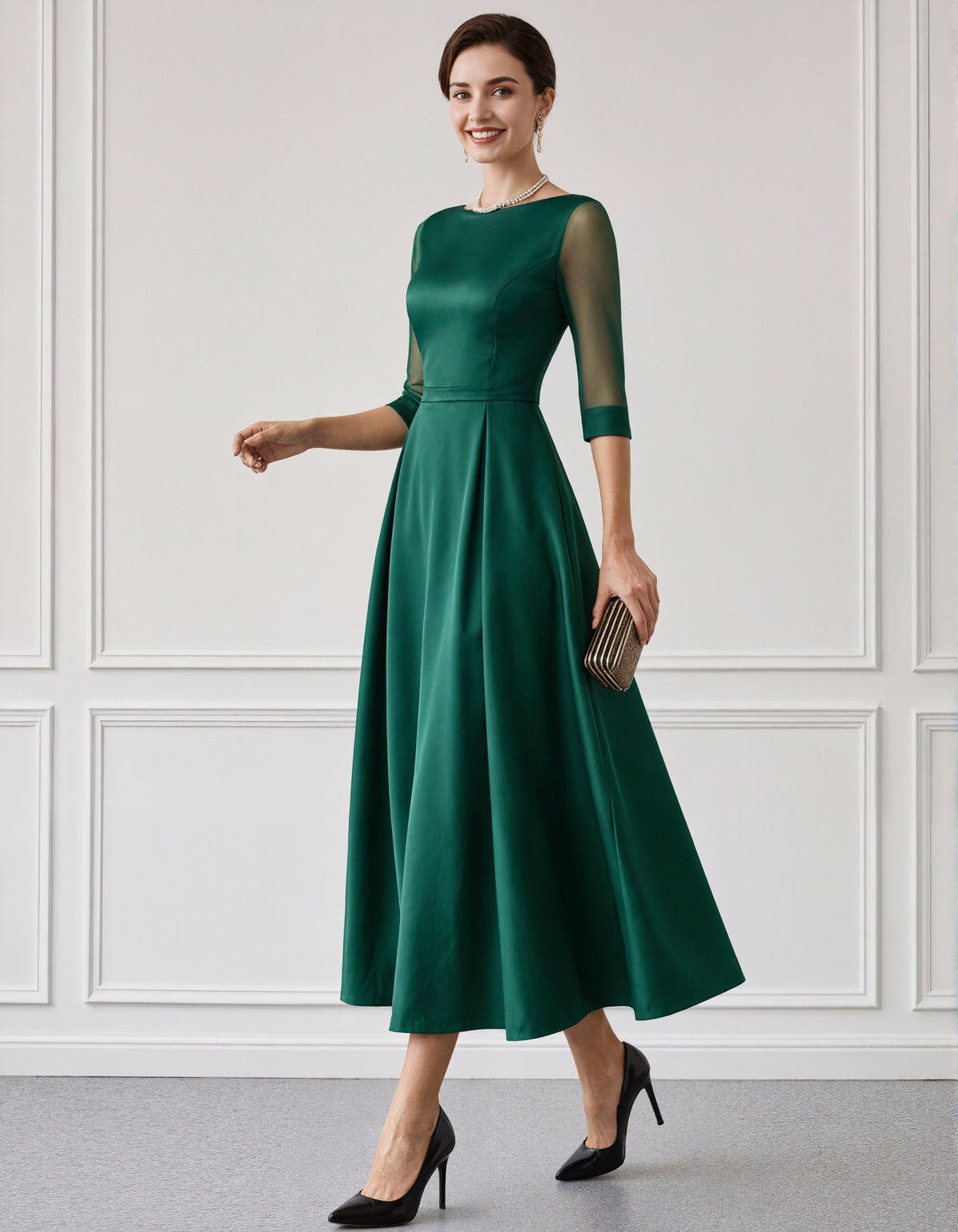 Vestido midi verde de satén con escote barco y mangas de malla de tres cuartos