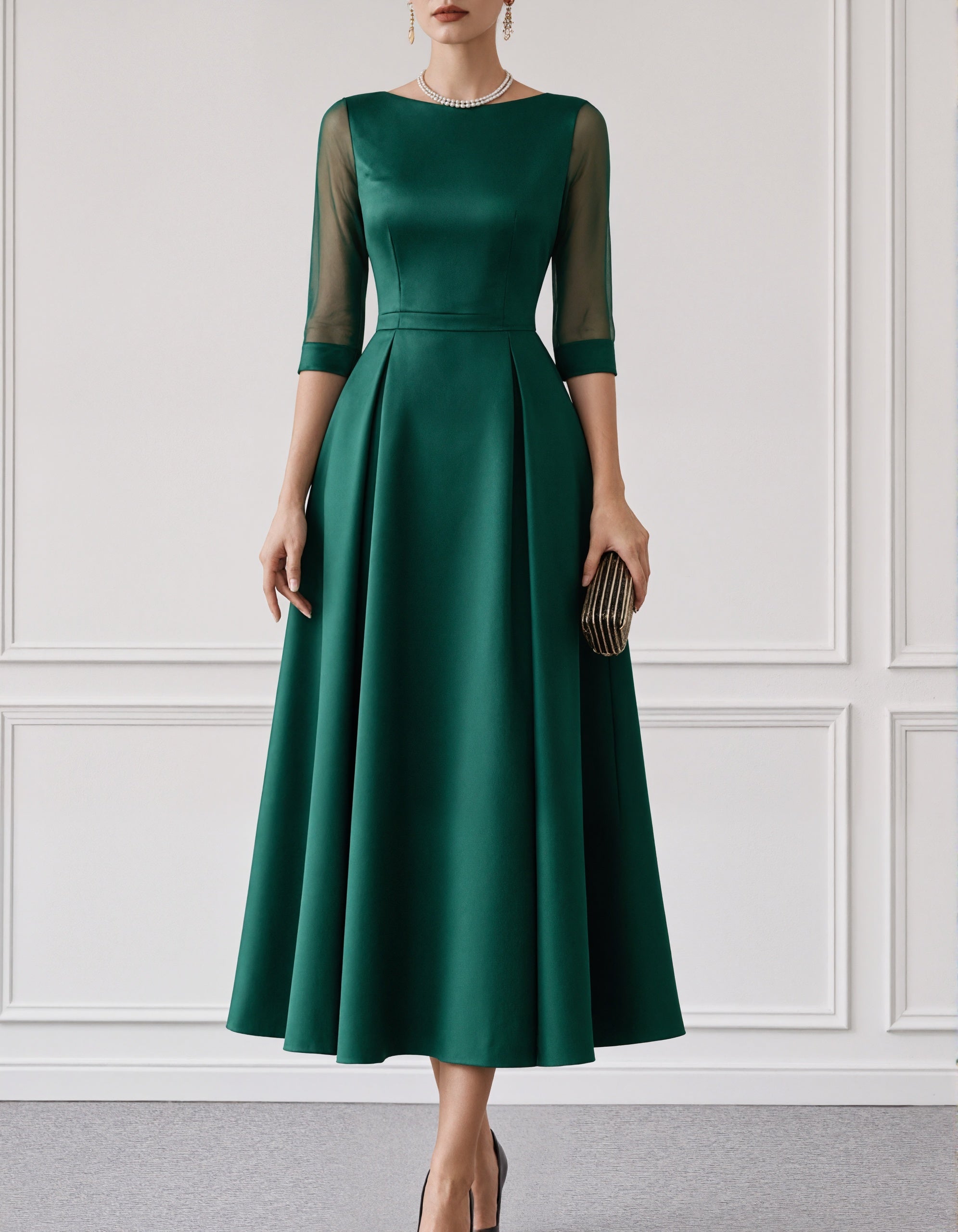 Vestido midi verde acetinado, com decote barco e mangas de três quartos em malha