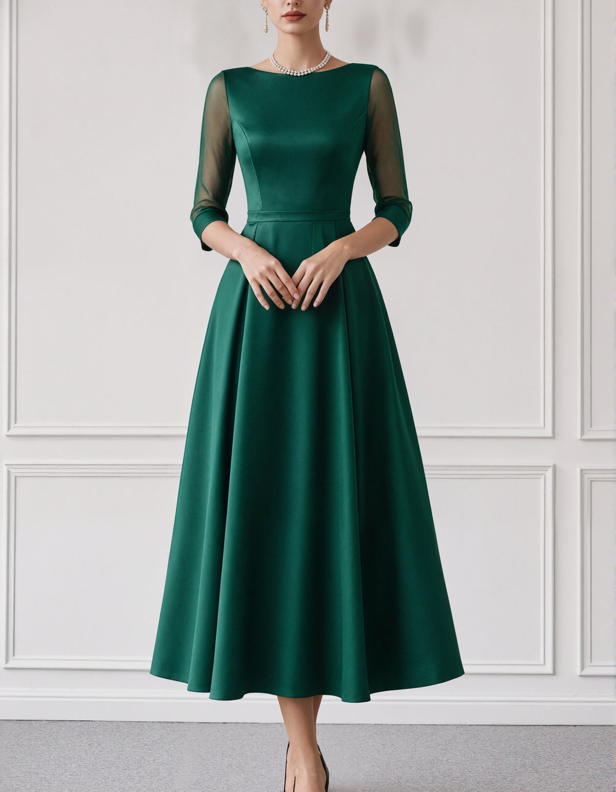 Vestido midi verde de satén con escote barco y mangas de malla de tres cuartos