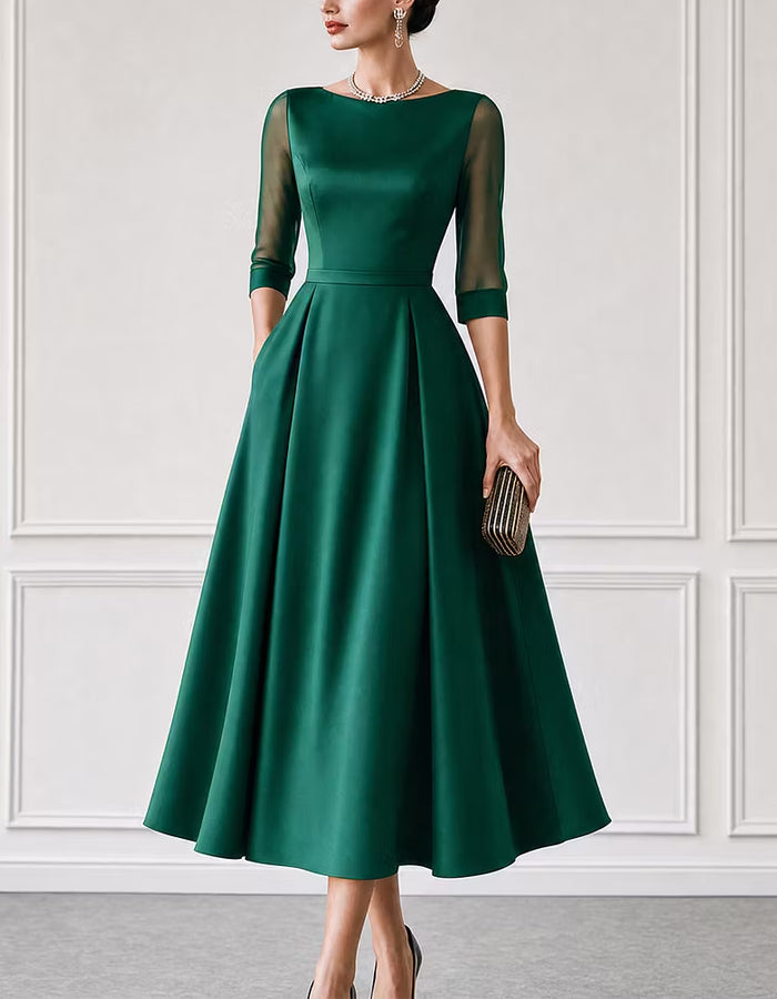 Vestido midi verde acetinado, com decote barco e mangas de três quartos em malha
