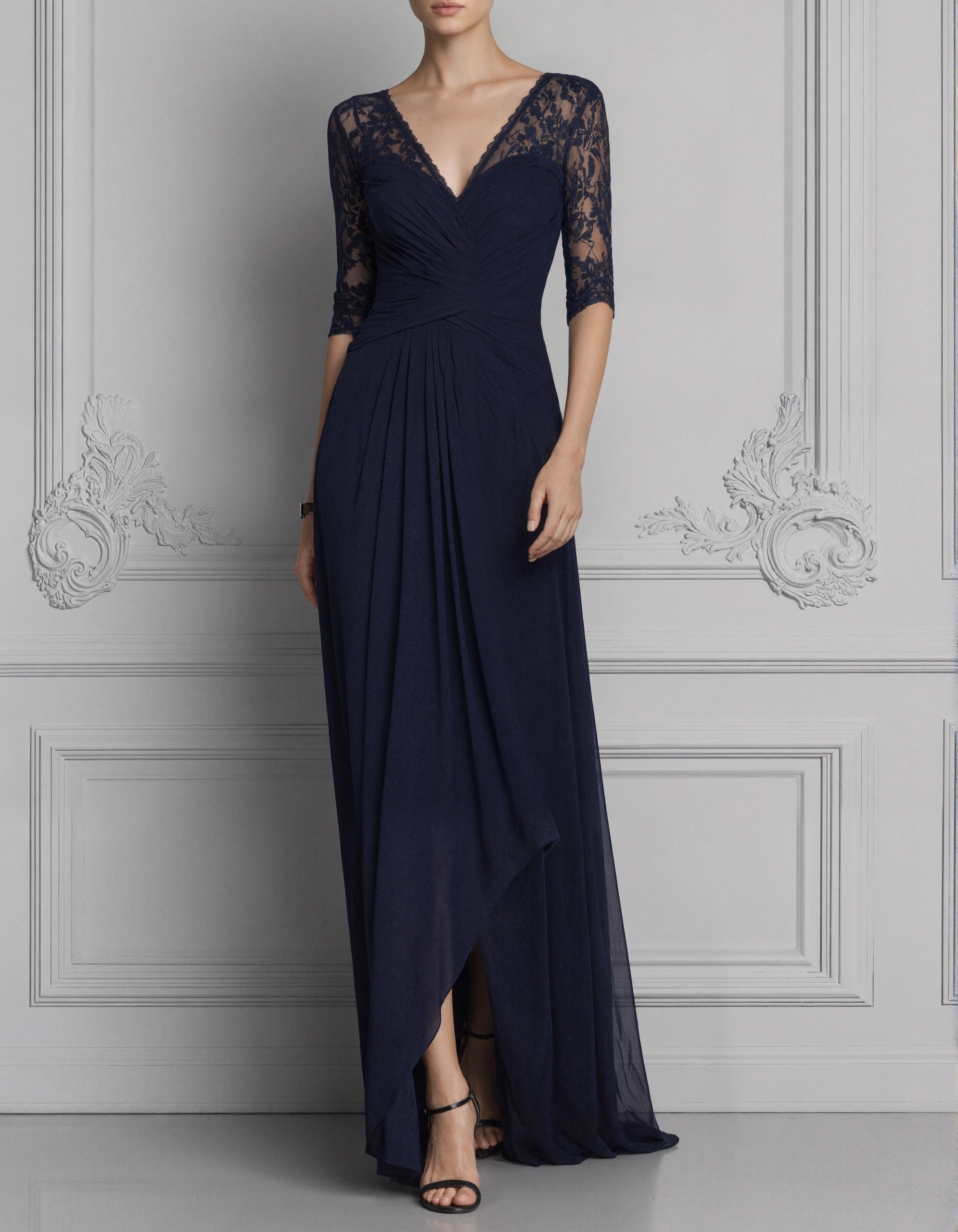 Vestido maxi azul-escuro de chiffon com renda, decote em V e mangas de três quartos