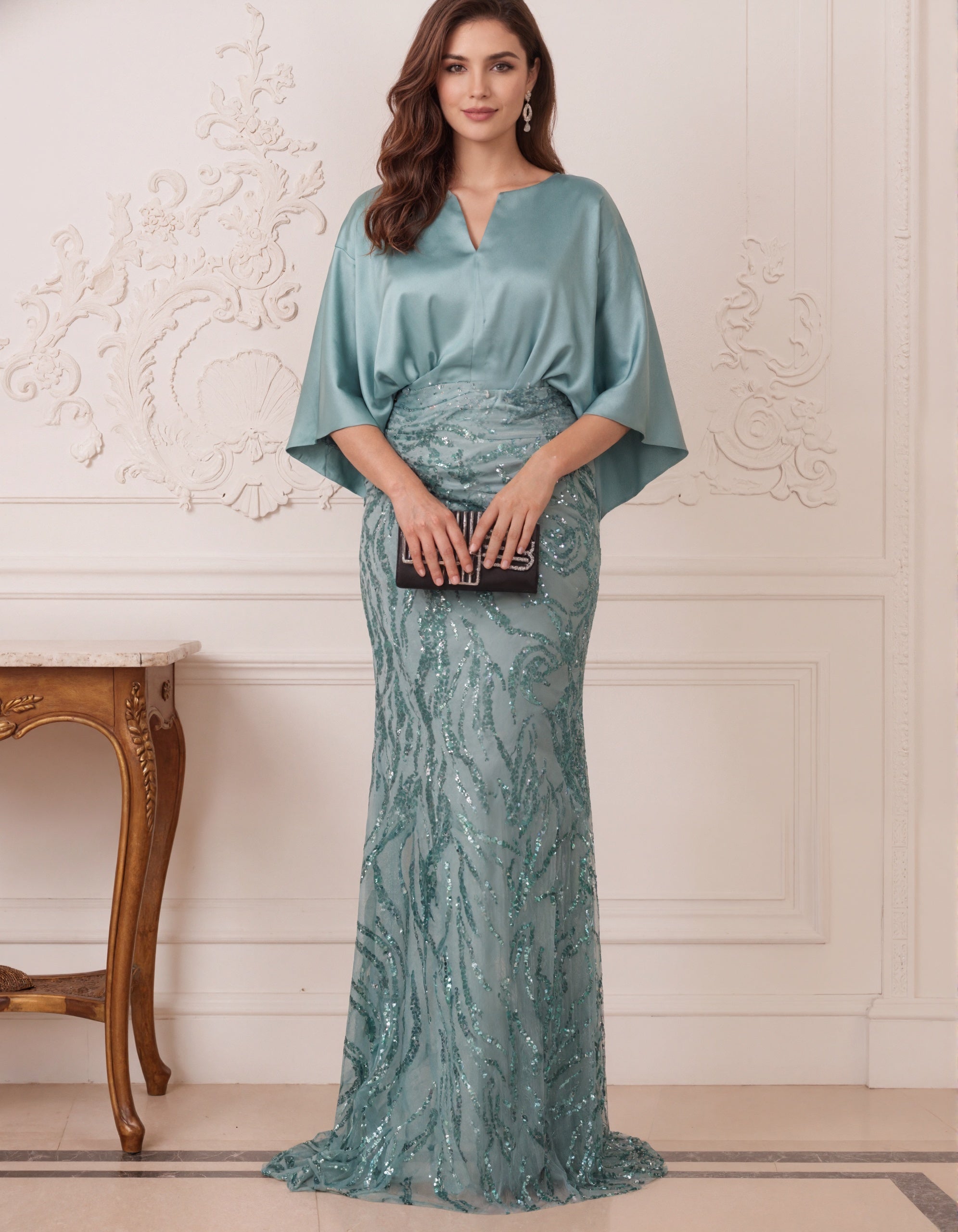 Vestido maxi azul-aqua acetinado com mangas tipo xaile e lantejoulas