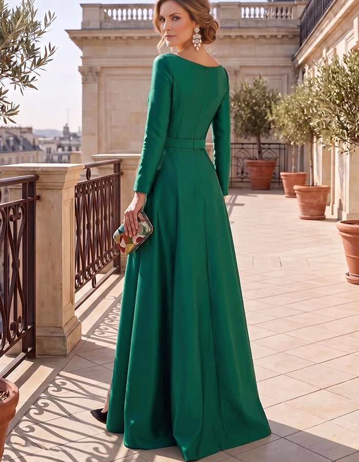 Vestido maxi de cetim com decote em V, mangas compridas, cinto com laço, racha alta e bolsos