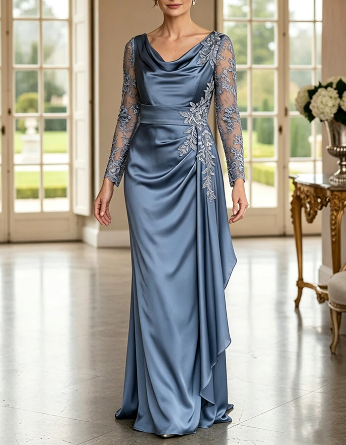 Robe longue maxi trapèze en satin drapé bleu poussiéreux, col bénitier et manches longues transparentes en dentelle