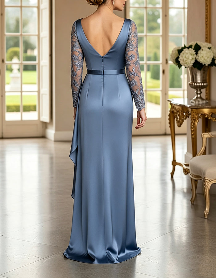 Robe longue maxi trapèze en satin drapé bleu poussiéreux, col bénitier et manches longues transparentes en dentelle