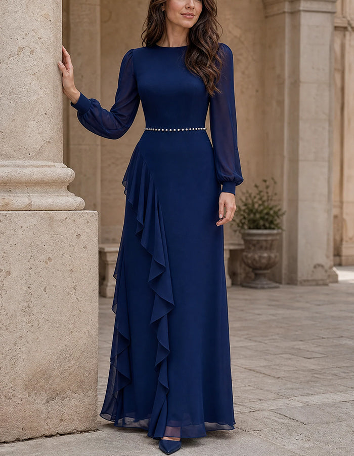 Vestido comprido em chiffon, com decote redondo, mangas compridas transparentes e folho em cascata