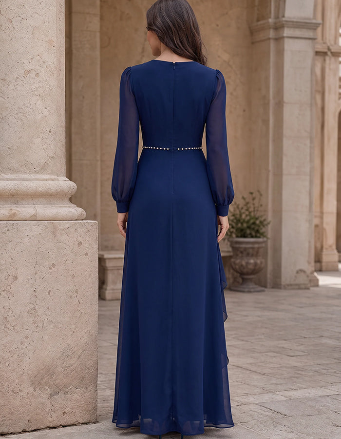 Vestido comprido em chiffon, com decote redondo, mangas compridas transparentes e folho em cascata