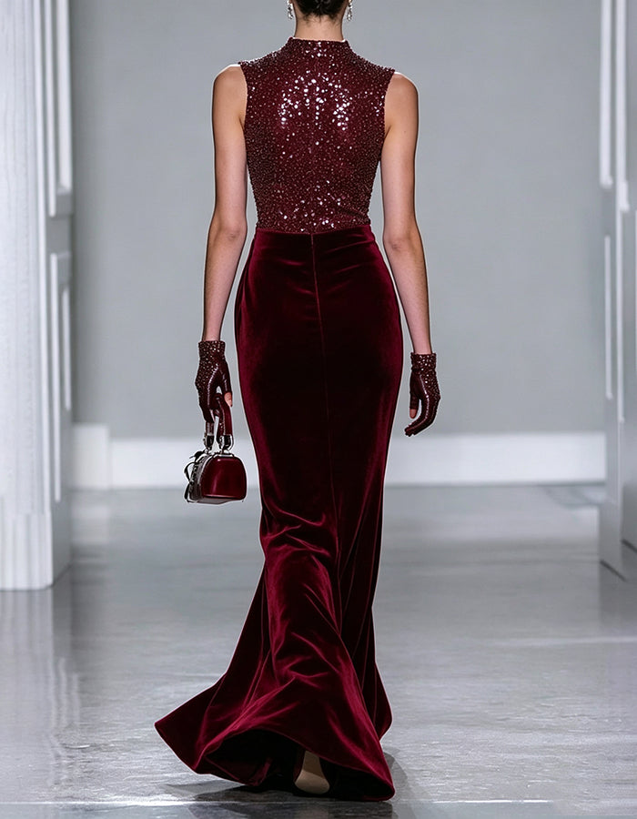 Vestido largo de sirena de terciopelo drapeado, con cuello alto, sin mangas y corpiño de lentejuelas y cuentas color burdeos