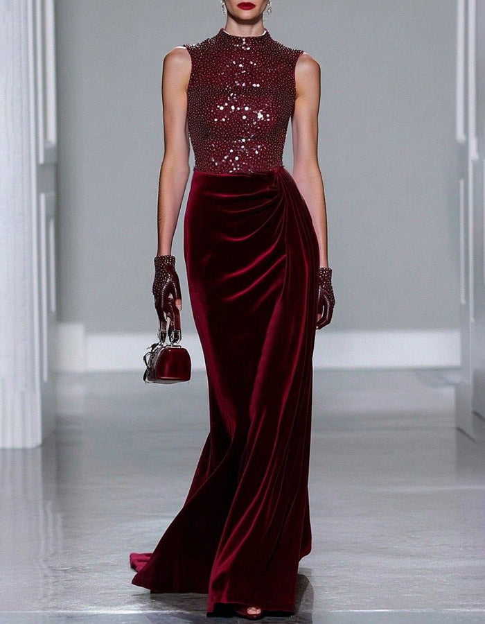 Vestido largo de sirena de terciopelo drapeado, con cuello alto, sin mangas y corpiño de lentejuelas y cuentas color burdeos