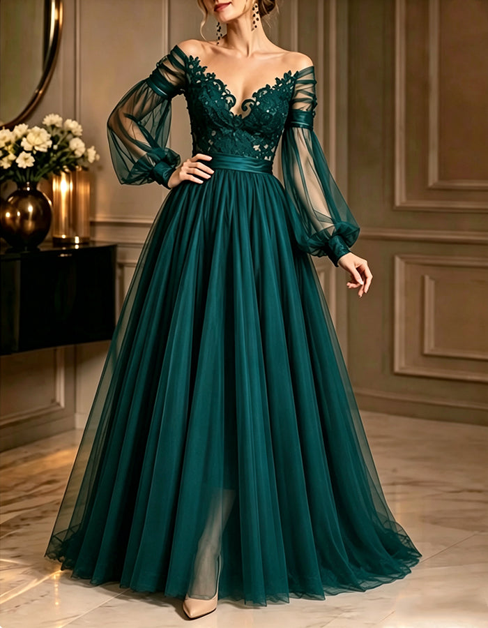 Vestido maxi verde-escuro com aplicações de renda, ombros descobertos e punhos de tule