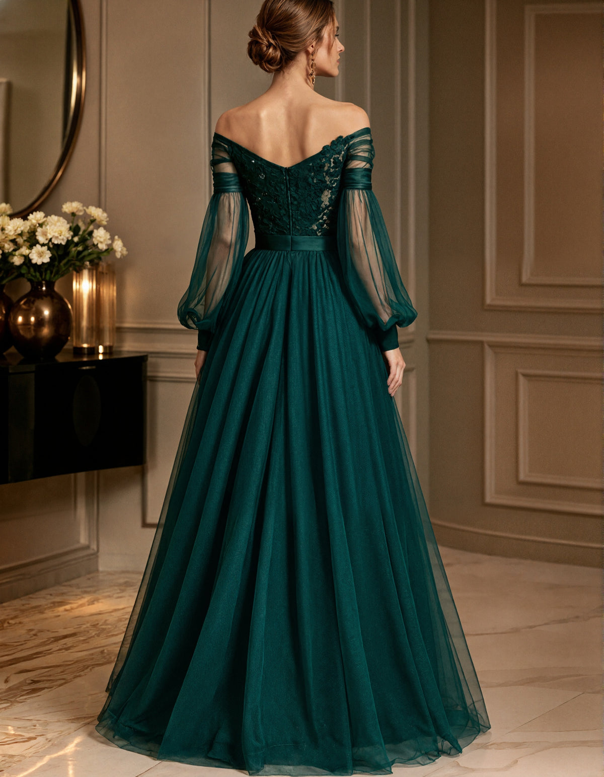 Vestido maxi verde-escuro com aplicações de renda, ombros descobertos e punhos de tule