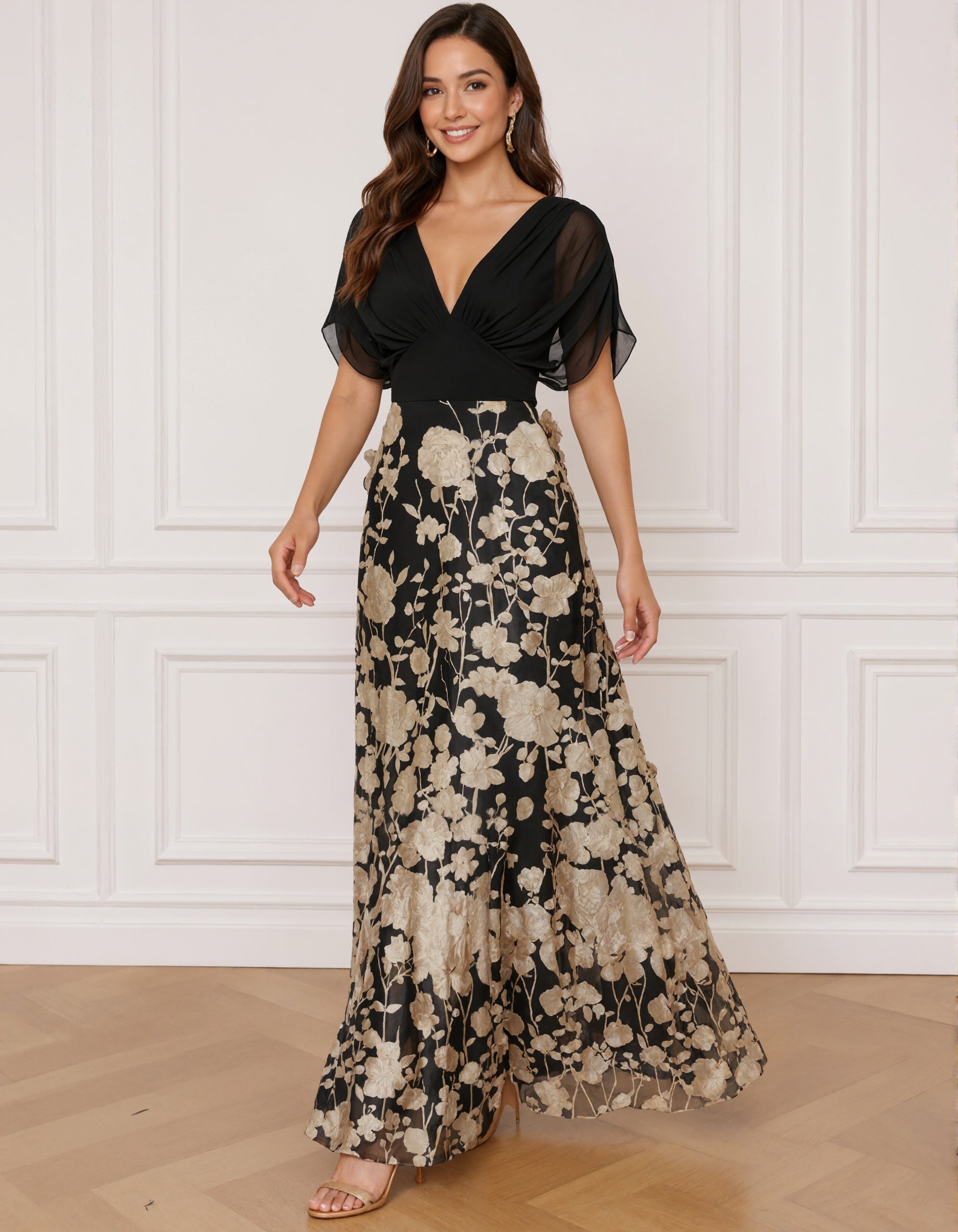 Schwarz-goldenes Chiffon-Maxikleid mit Blumenapplikation und V-Ausschnitt
