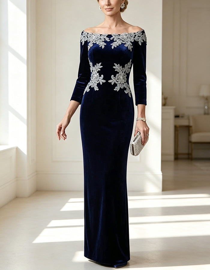 Vestido largo de terciopelo azul marino con hombros descubiertos, mangas 3/4 y encaje floral plateado
