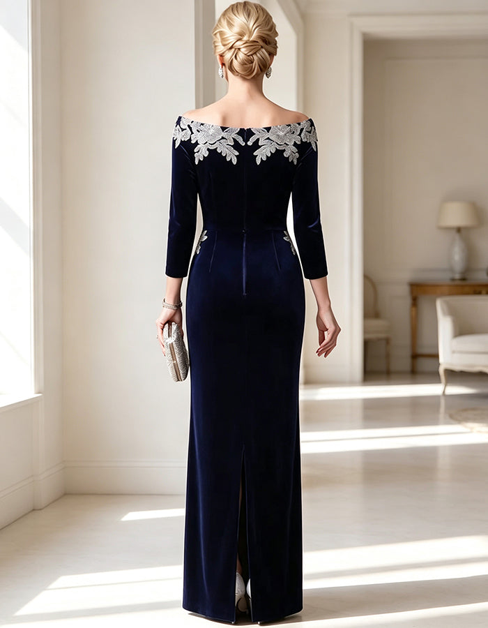 Rochie maxi bleumarin din catifea, cu umerii goi, mâneci 3/4 și dantelă florală argintie