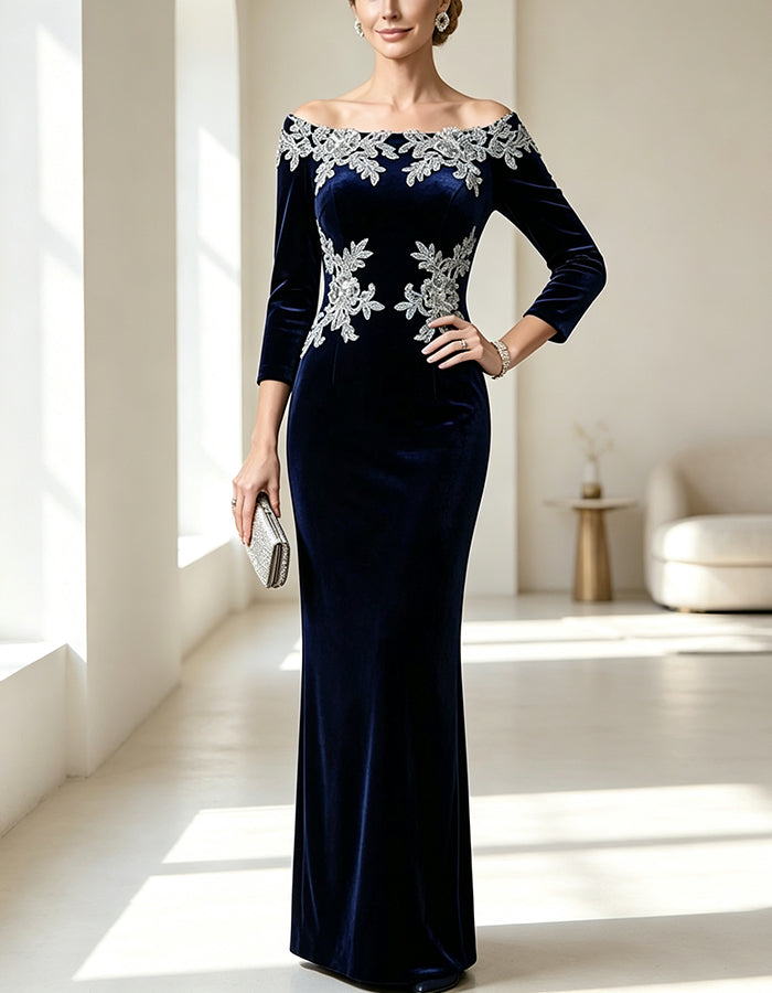 Vestido largo de terciopelo azul marino con hombros descubiertos, mangas 3/4 y encaje floral plateado