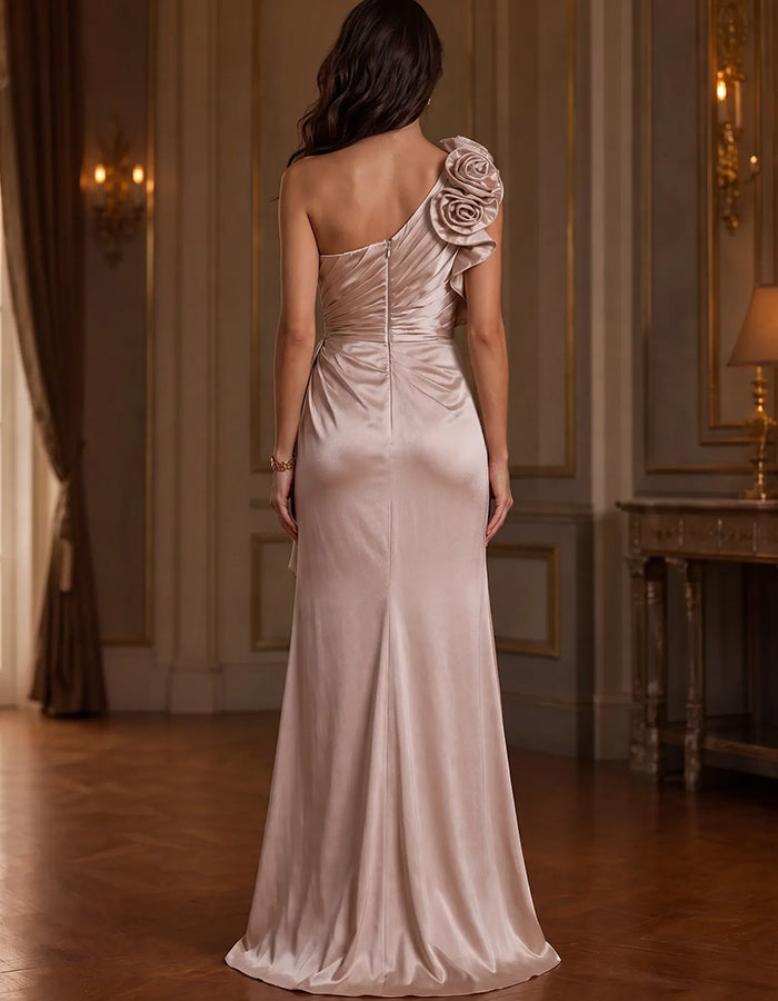 Rochie maxi din satin champagne, cu un umăr, trandafir 3D, drapaj și fronseuri