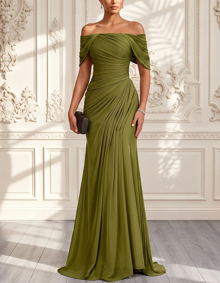 Abito lungo in chiffon verde oliva drappeggiato, con spalle scoperte, maniche a mantella e arricciature