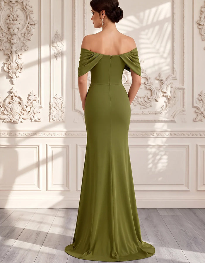 Abito lungo in chiffon verde oliva drappeggiato, con spalle scoperte, maniche a mantella e arricciature