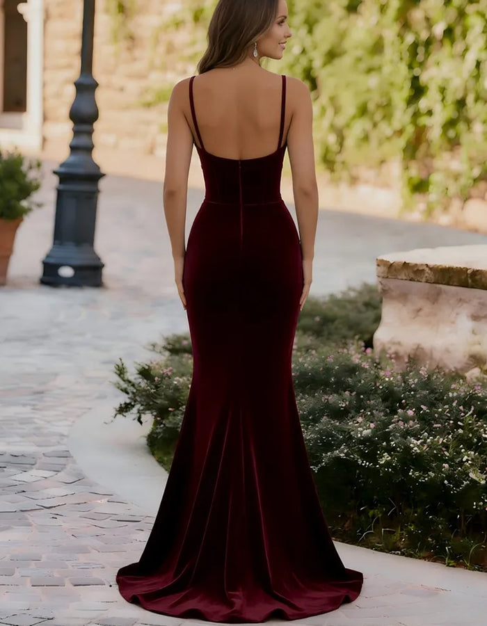 Robe longue en velours à fines bretelles, décolleté en V profond et coupe sirène ajustée