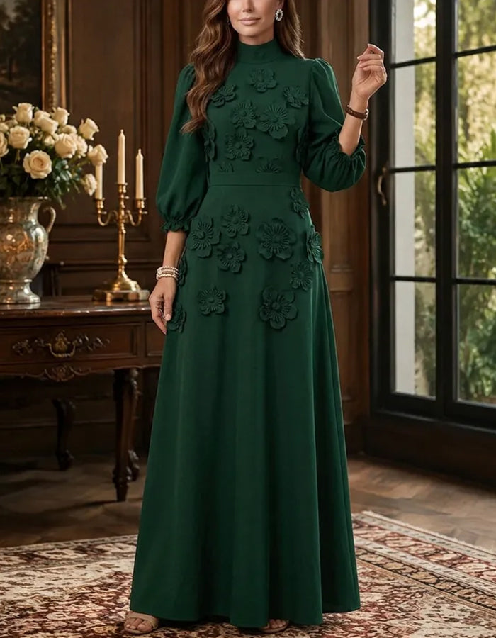 Vestido maxi em linha A com gola alta, mangas balão 3/4 e aplicações florais 3D