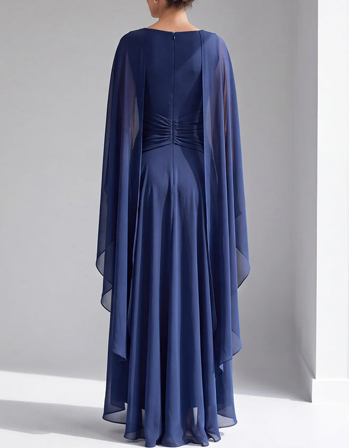 Vestido maxi de chiffon com decote barco, mangas tipo capa, cintura franzida cruzada e bainha assimétrica