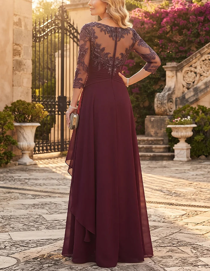 Robe longue en mousseline à encolure illusion, manches 3/4 en dentelle et volants en cascade