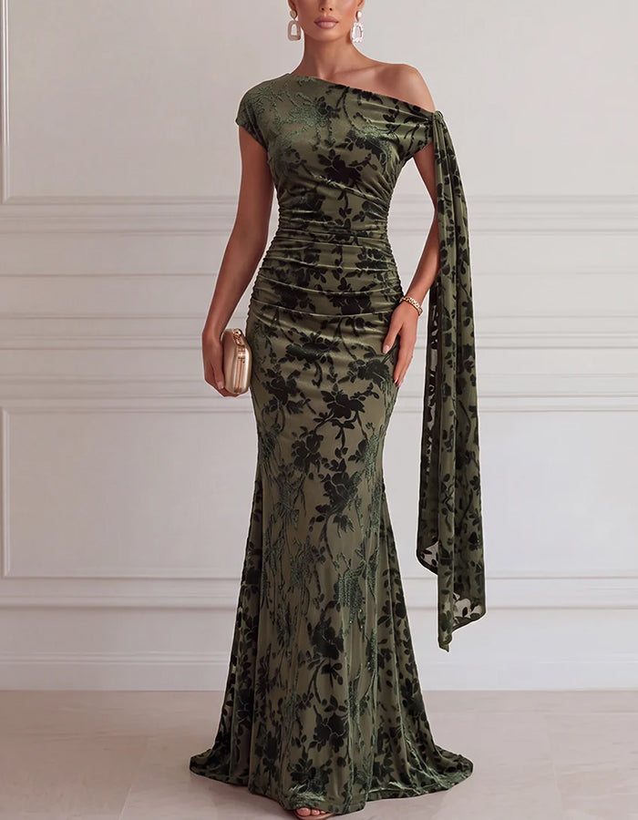 Robe longue verte à épaules dénudées, motif floral floqué et taille froncée