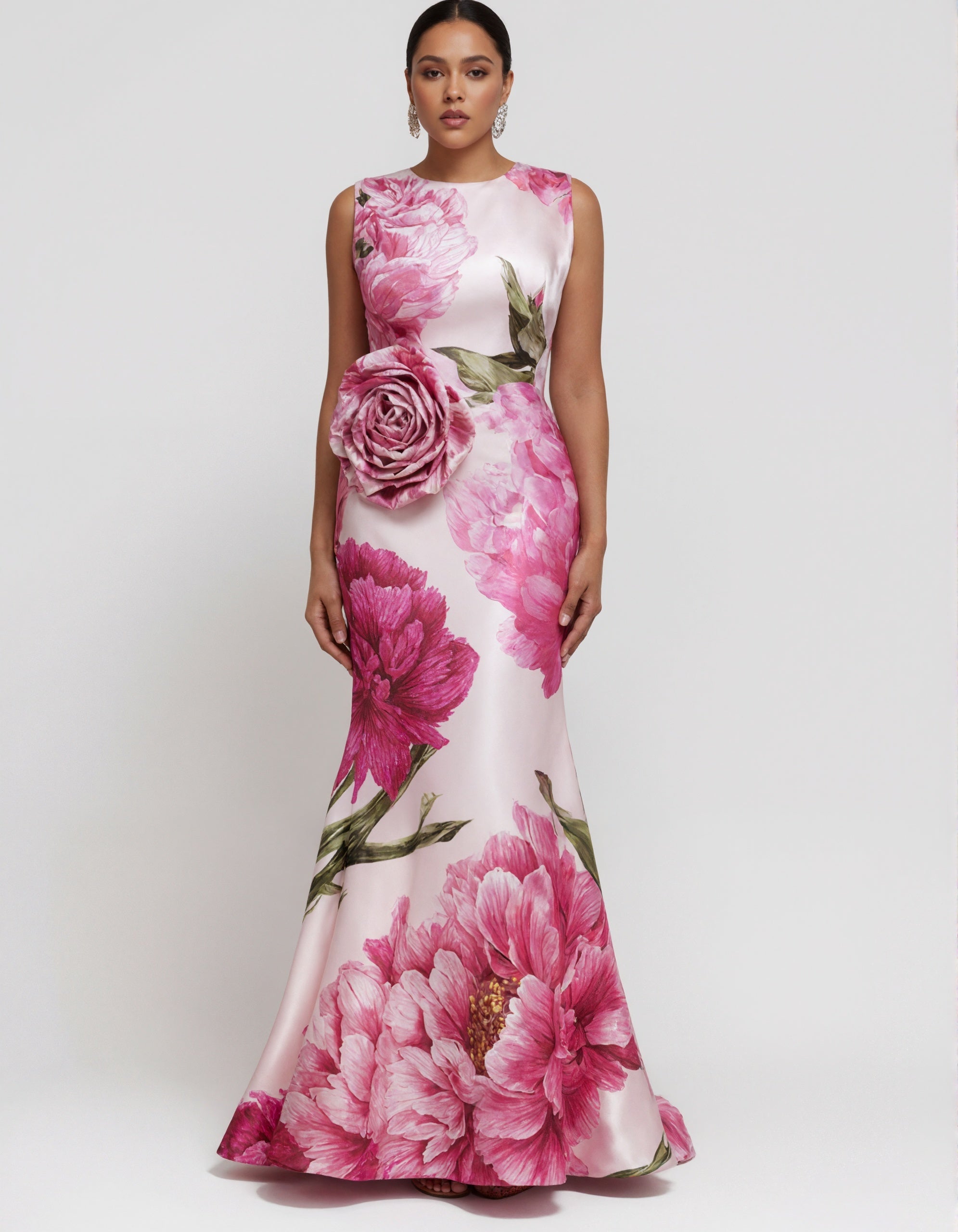 Roséfarbenes ärmelloses Satin-Maxikleid mit Blumenmuster