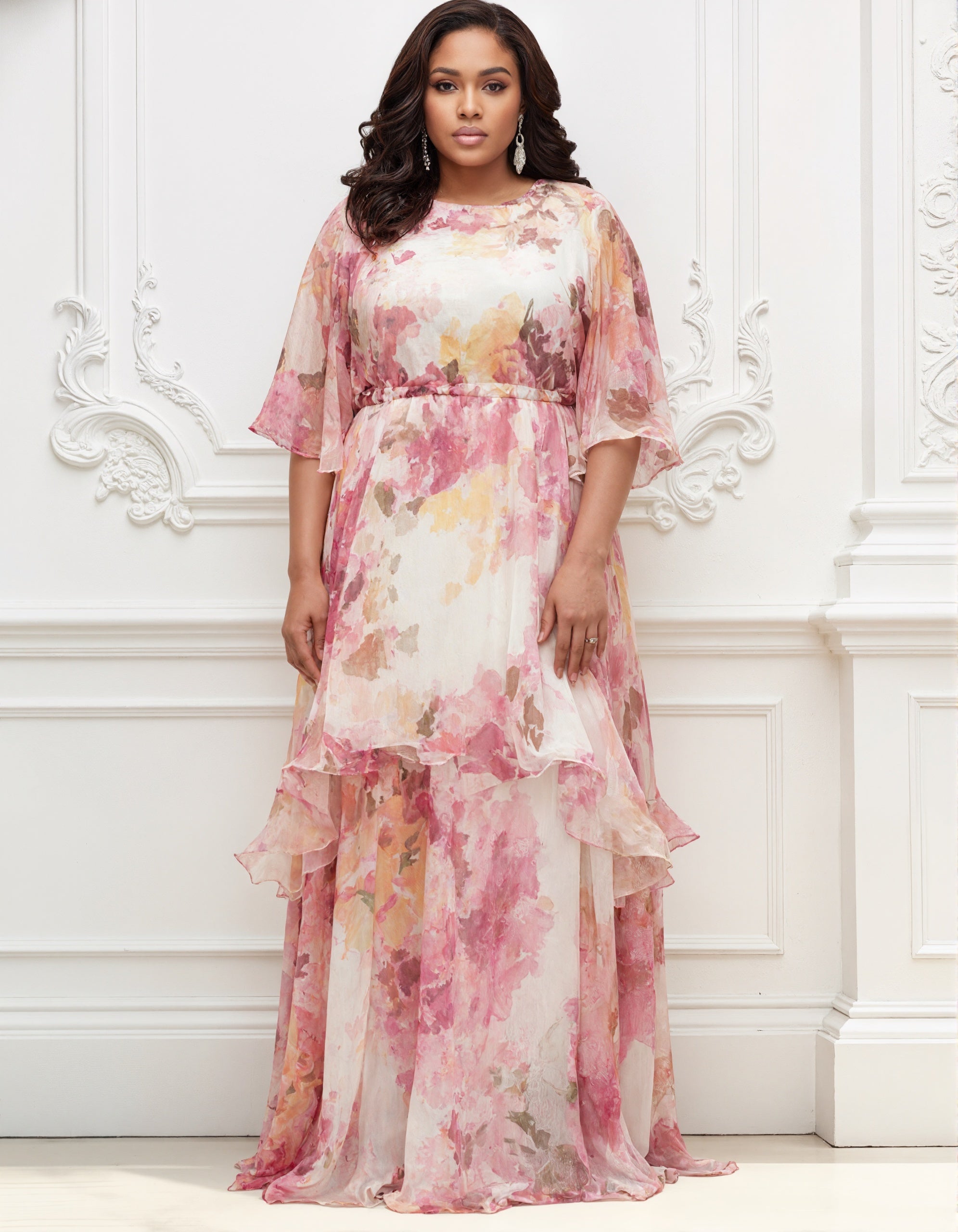 Maxikleid aus Chiffon mit rosa Aquarell-Blumenmuster, Rundhalsausschnitt und Lagen