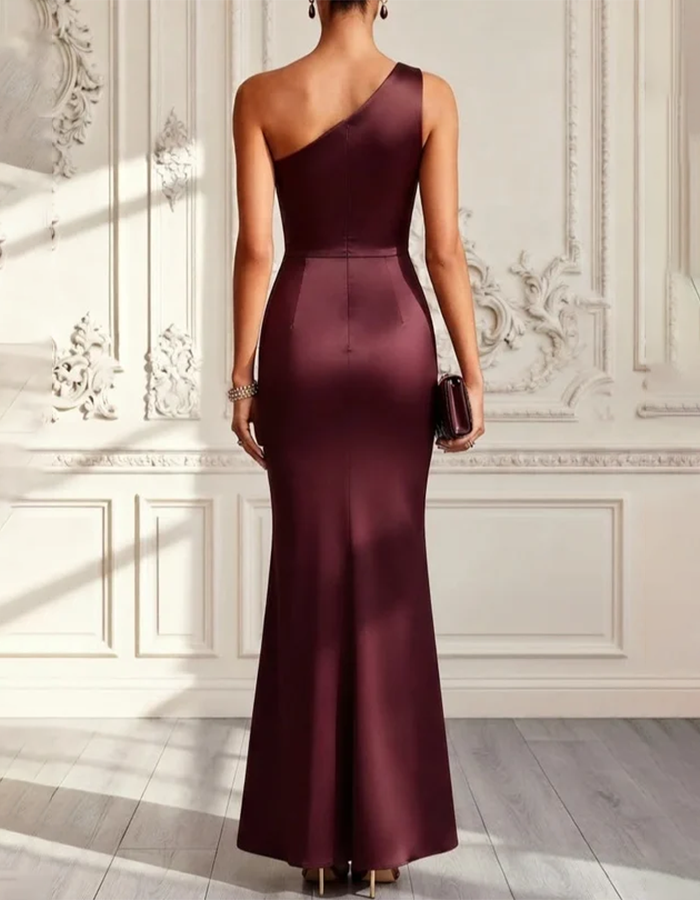 Burgunderfarbenes One-Shoulder-Maxikleid in Säulenform aus Drapésatin mit 3D-Blumenapplikation