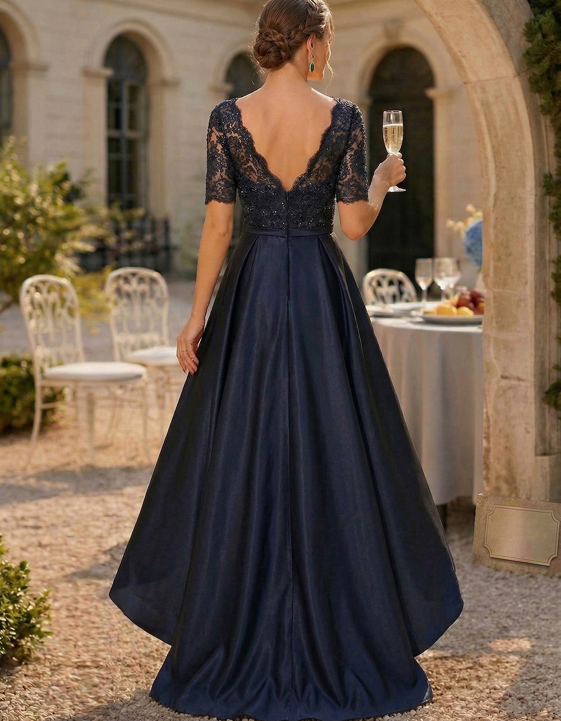 Abito lungo in raso blu navy con pizzo e linea ad A